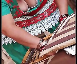 indian aunty showing boobs..