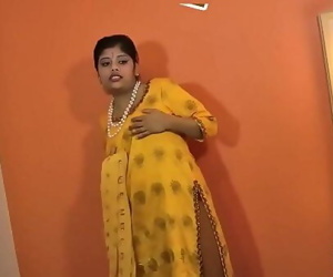 Indian Babe Rupali 2 min 720p